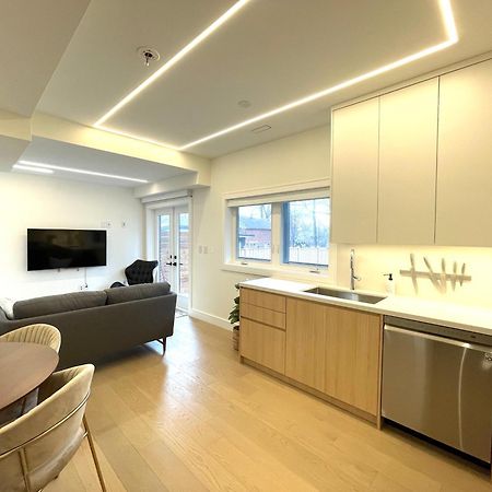 Modern Apartment Close To The Beach With Parking โตรอนโต ภายนอก รูปภาพ