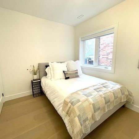 Modern Apartment Close To The Beach With Parking โตรอนโต ภายนอก รูปภาพ