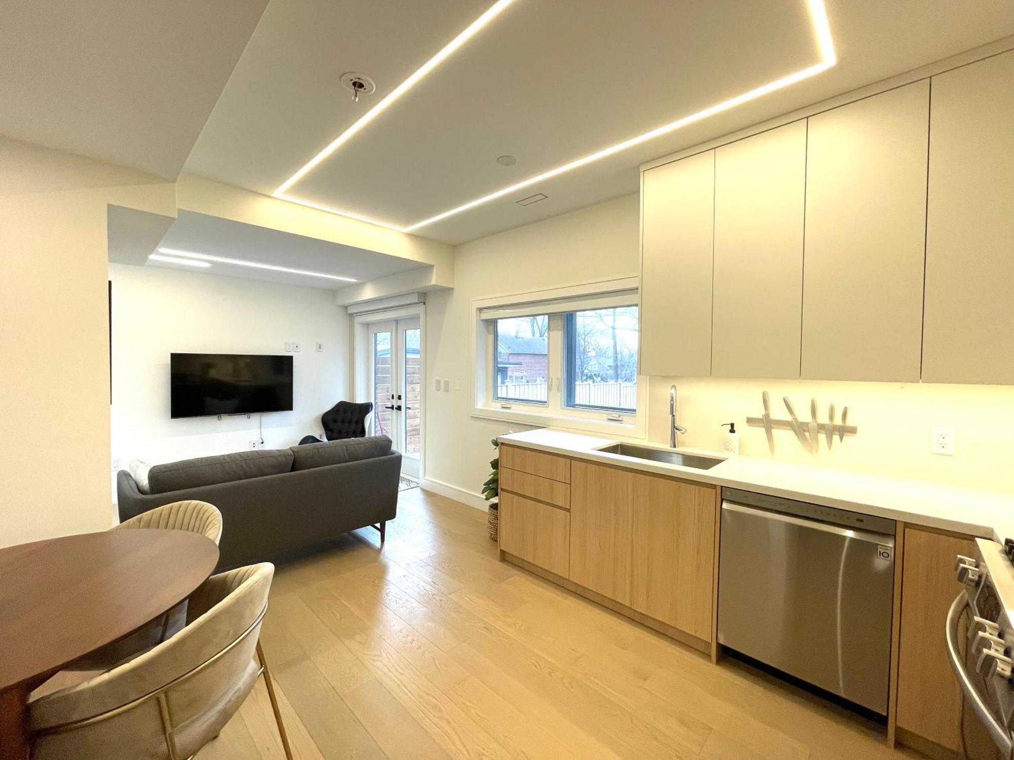Modern Apartment Close To The Beach With Parking โตรอนโต ภายนอก รูปภาพ