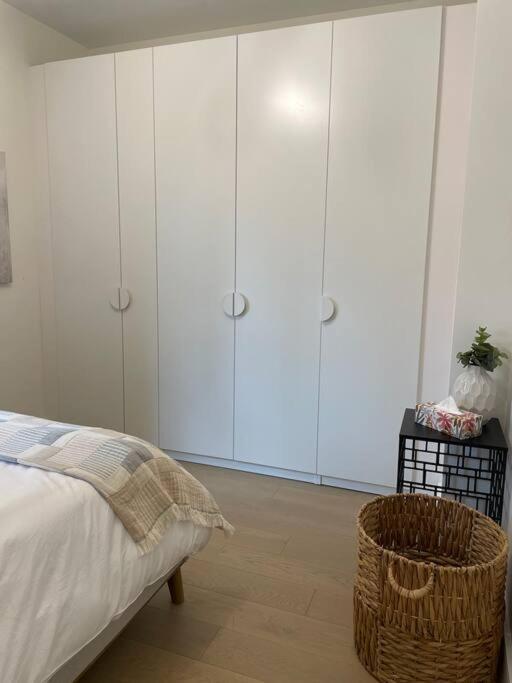 Modern Apartment Close To The Beach With Parking โตรอนโต ภายนอก รูปภาพ