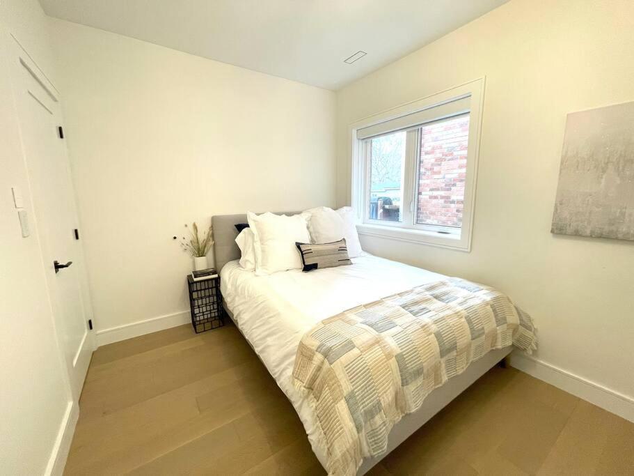 Modern Apartment Close To The Beach With Parking โตรอนโต ภายนอก รูปภาพ