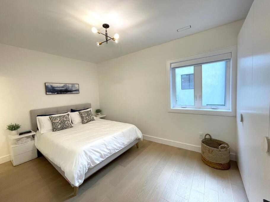 Modern Apartment Close To The Beach With Parking โตรอนโต ภายนอก รูปภาพ