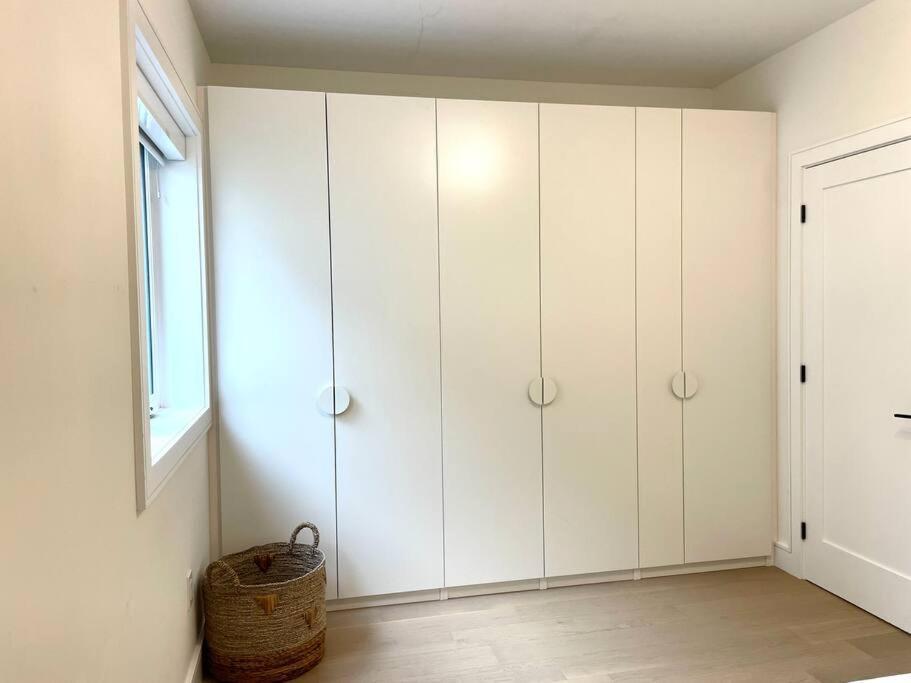 Modern Apartment Close To The Beach With Parking โตรอนโต ภายนอก รูปภาพ