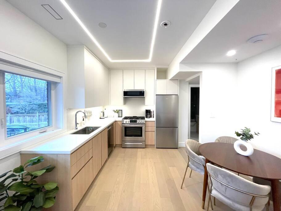 Modern Apartment Close To The Beach With Parking โตรอนโต ภายนอก รูปภาพ