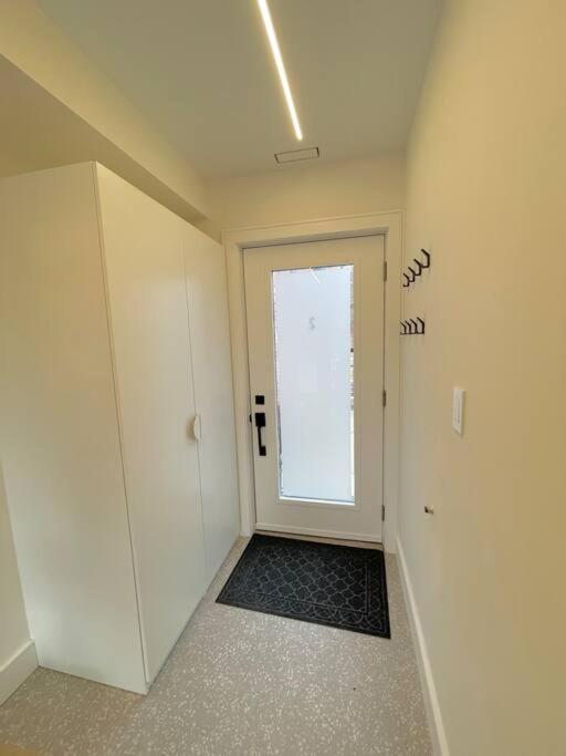 Modern Apartment Close To The Beach With Parking โตรอนโต ภายนอก รูปภาพ