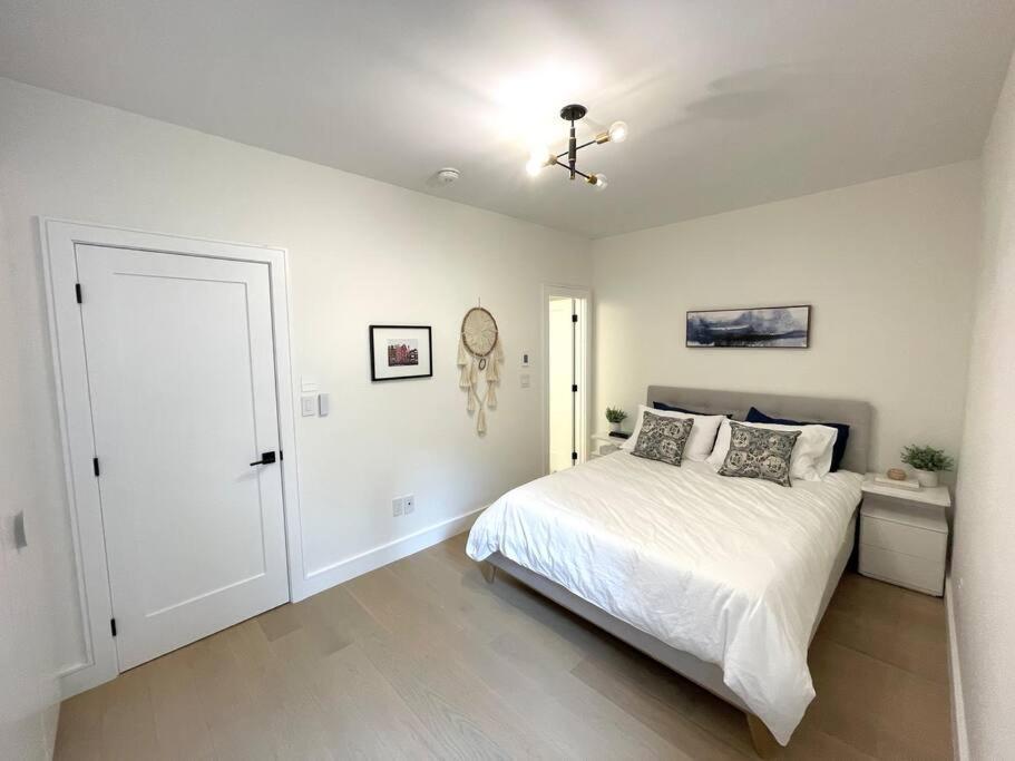 Modern Apartment Close To The Beach With Parking โตรอนโต ภายนอก รูปภาพ