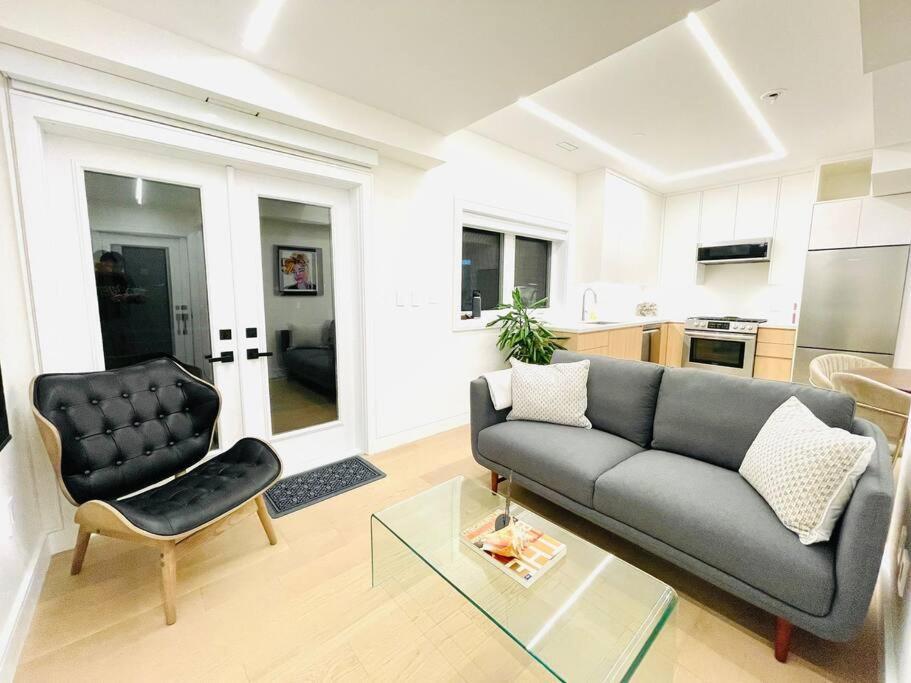 Modern Apartment Close To The Beach With Parking โตรอนโต ภายนอก รูปภาพ