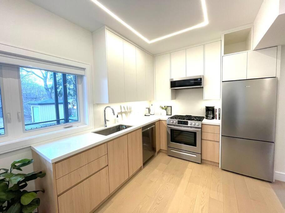 Modern Apartment Close To The Beach With Parking โตรอนโต ภายนอก รูปภาพ