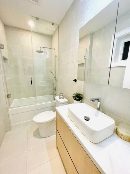 Modern Apartment Close To The Beach With Parking โตรอนโต ภายนอก รูปภาพ