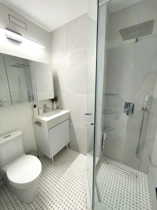 Modern Apartment Close To The Beach With Parking โตรอนโต ภายนอก รูปภาพ
