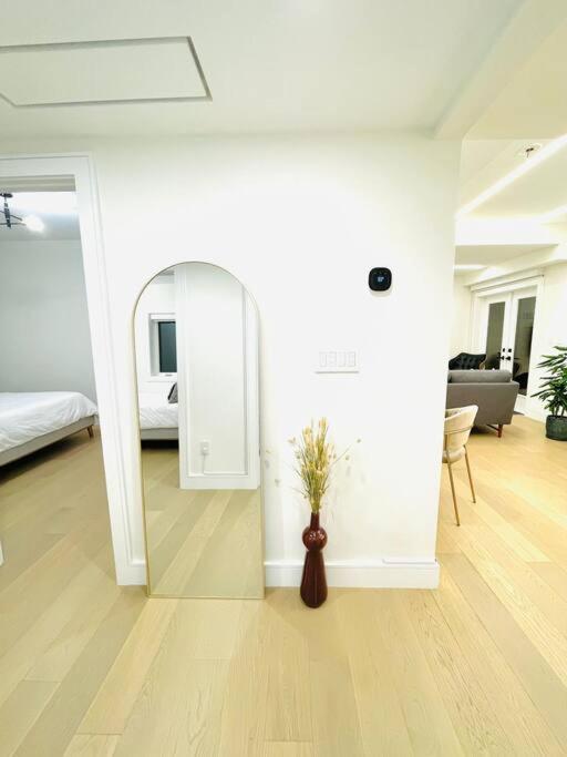 Modern Apartment Close To The Beach With Parking โตรอนโต ภายนอก รูปภาพ