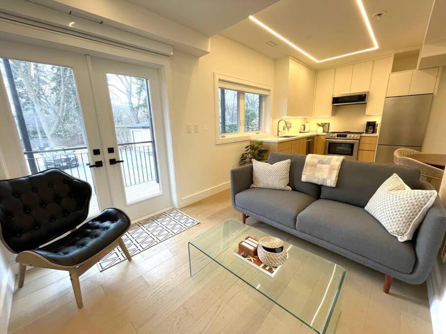Modern Apartment Close To The Beach With Parking โตรอนโต ภายนอก รูปภาพ